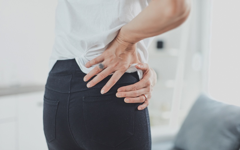 photo de patiente avec douleur des fesses après une prothèse de la hanche