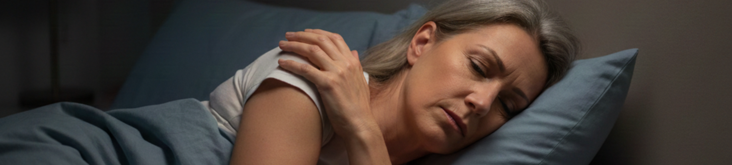 douleur d’épaule la nuit chez une personne allongée sur le côté, gênée au niveau de l’épaule en position de sommeil
