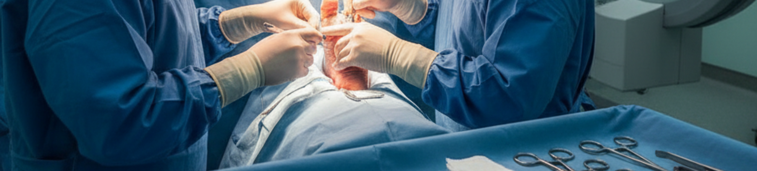 Intervention chirurgicale du pied réalisée en bloc opératoire pour corriger un hallux valgus.