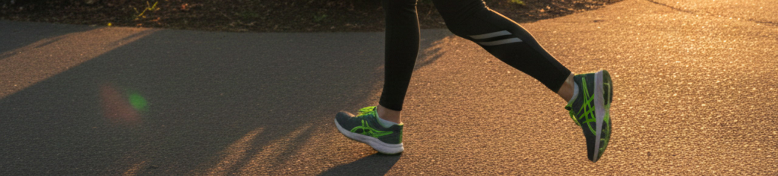 Femme courant en extérieur avec des chaussures de sport, reprise progressive de l’activité après chirurgie du pied.