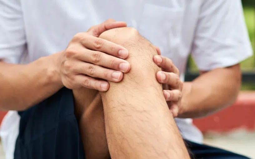 Patient avec douleur au genou, possible signe de lésion du ménisque