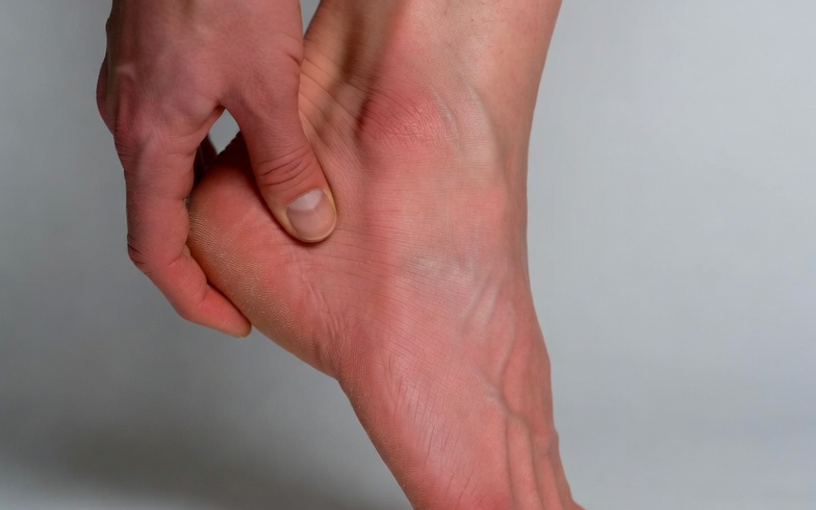 Douleur au talon avec inflammation lors de l’appui du pied