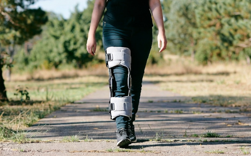 Marche avec genou équipé d’une orthèse après rupture du ligament croisé antérieur