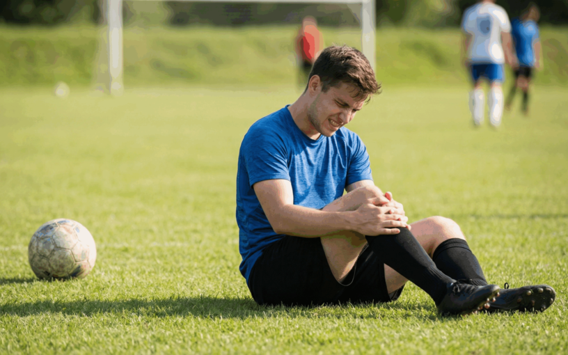 Rupture du ligament croisé antérieur lors d’un match de football avec douleur aiguë au genou