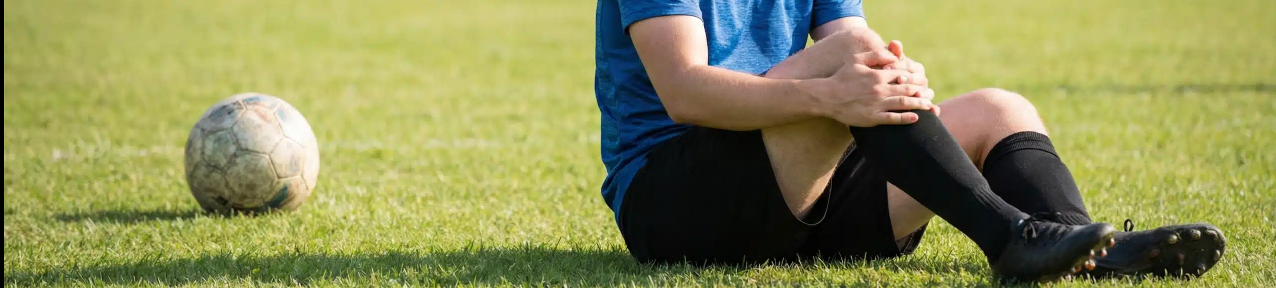 Rupture du ligament croisé antérieur lors d’un match de football avec douleur aiguë au genou