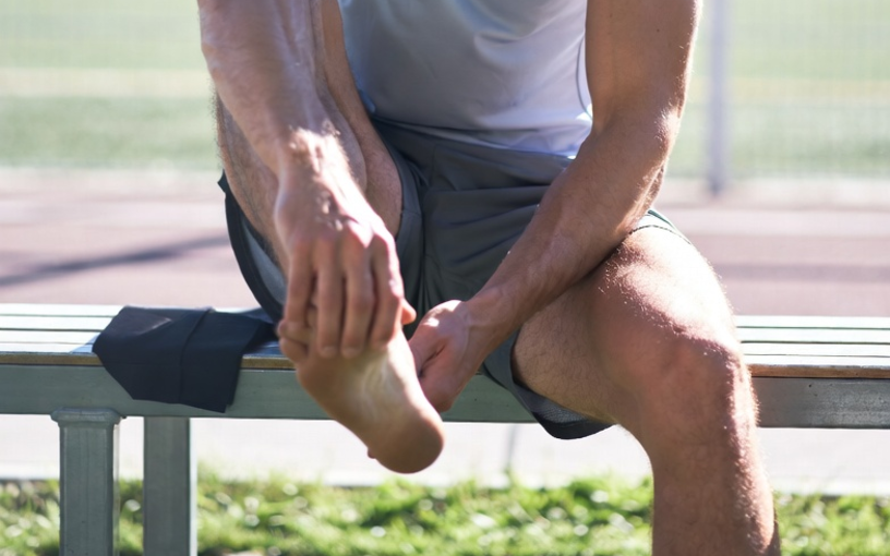 Douleur liée à une tendinite du tendon d’Achille chez un sportif, localisée à l’arrière du talon