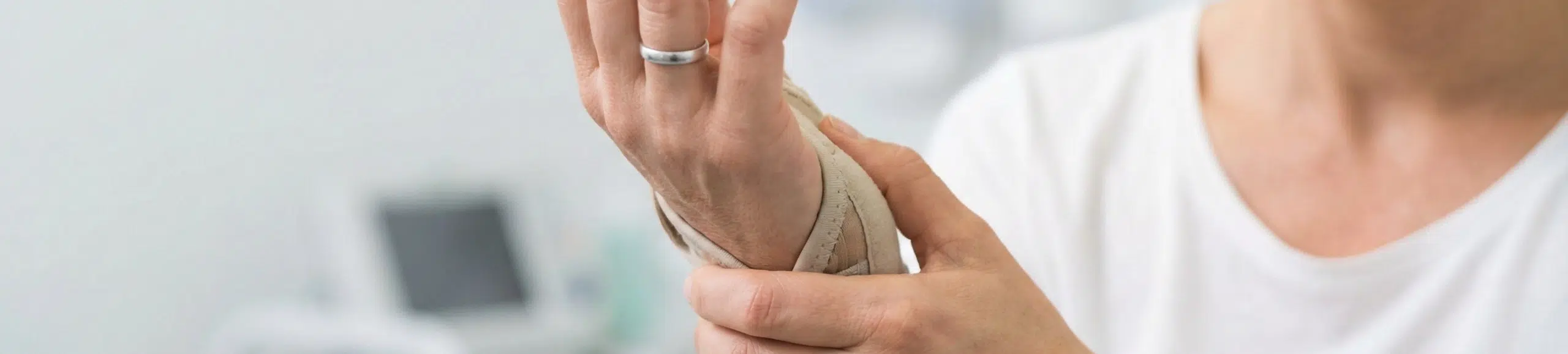 Femme portant une attelle de poignet pour soulager une douleur du canal carpien